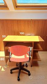 Scrivania e sedia girevole