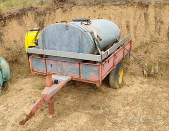Attrezzatura agricola Aratro e carrello con botte