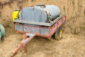 Attrezzatura agricola Aratro e carrello con botte