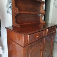 vecchia credenza con piattaia 