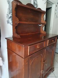 vecchia credenza con piattaia 