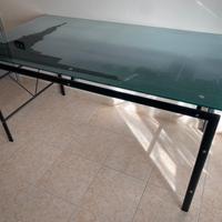 Scrivania con piano in vetro temperato