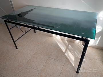 Scrivania con piano in vetro temperato