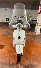 Vespa Piaggio bianca Lx 125