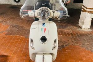 Vespa Piaggio bianca Lx 125