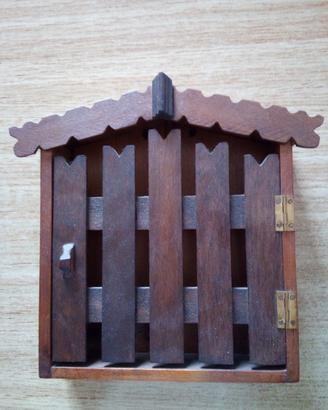 Casetta portachiavi in legno