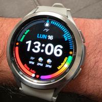 Samsung Watch 4 con ghiera e cinturino bianco.