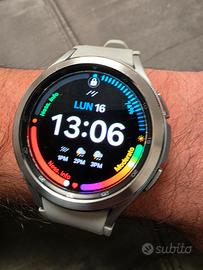 Samsung Watch 4 con ghiera e cinturino bianco.