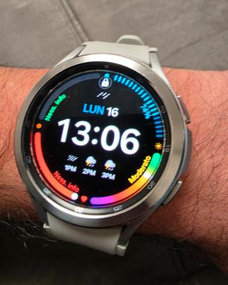 Samsung Watch 4 con ghiera e cinturino bianco.