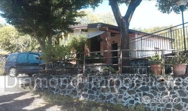 Terreno con rustico panoramico ad Acireale