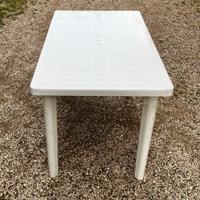 Tavolo in resina bianco
