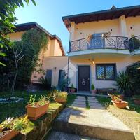VILLA A SCHIERA A NEPI