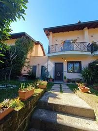 VILLA A SCHIERA A NEPI