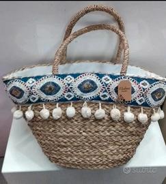 Borsa in paglia con ricami e paillettes 