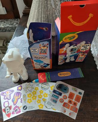 Astronauta con adesivi Crayola 