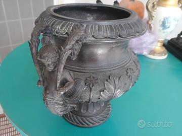 Vaso in bronzo/ottone  decorato  XXIV secolo