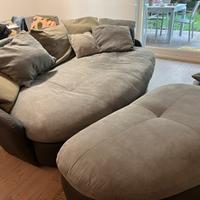 Divano grande con pouf