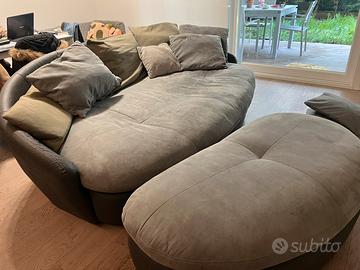 Divano grande con pouf
