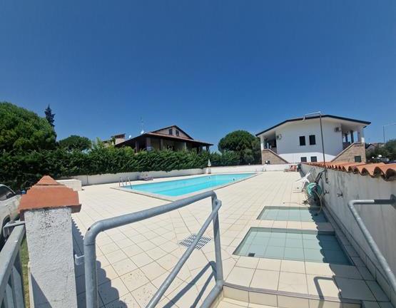 Appartamento bilocale con piscina e posto auto
