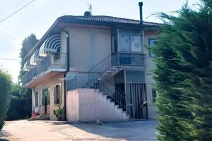 3 appartamenti e +5000 m² di verde vicino mare