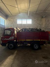 Legna da ardere pronta all'uso secca e stagionat