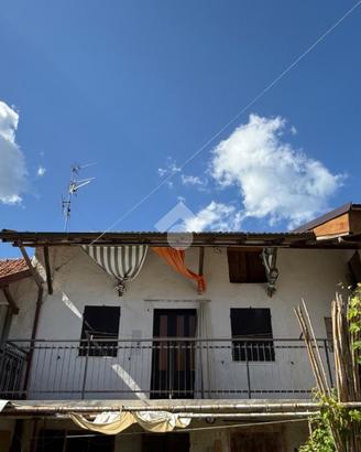 4 LOCALI A GIUSVALLA