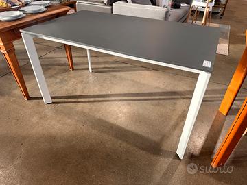 Tavolo moderno grigio bianco