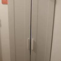 2 armadi, un tavolo, 4 sedie.