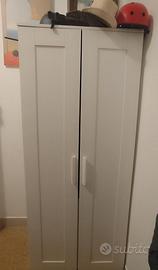 2 armadi, un tavolo, 4 sedie.