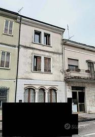 Immobile in asta di 316 m² con 3 locali e box auto