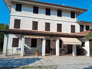 Villa bifamiliare con giardino
