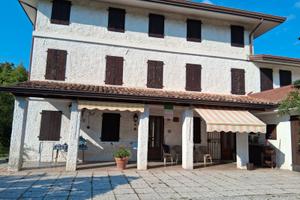 Villa bifamiliare con giardino