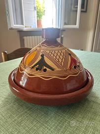 Tajine marocchina in terracotta decorata a mano
