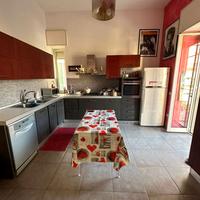 cucina  in legno grigio e rossa