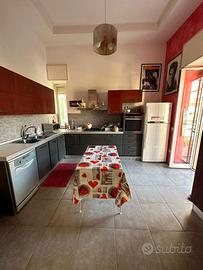 cucina  in legno grigio e rossa