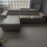 Divano in pelle con chais longue