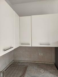 Cucina con elettrodomestici