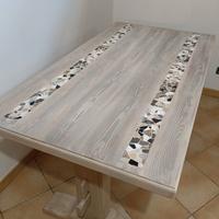Tavolo artigianale in legno con intarsi in mosaico