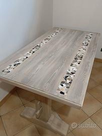 Tavolo artigianale in legno con intarsi in mosaico