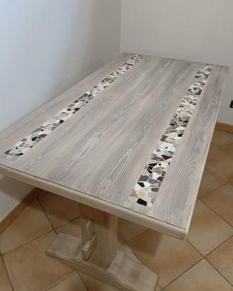 Tavolo artigianale in legno con intarsi in mosaico