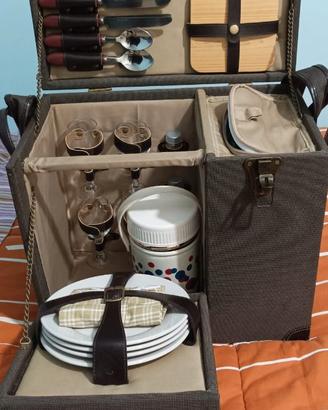 Cestino da picnic vintage completo per 4 persone