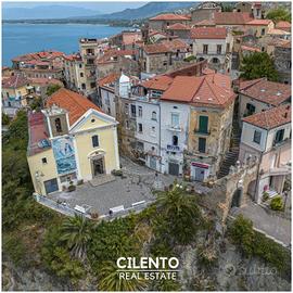 Palazzo / Stabile di 594 m² con più di 5 locali a 