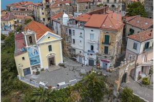 Palazzo / Stabile di 594 m² con più di 5 locali a 