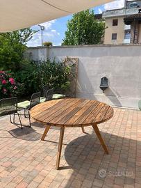 Tavolo in legno da giardino