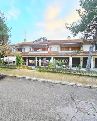Appartamento di 100 m² con 5 locali e posto auto a