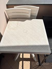 Tavolino bianco in plastica con 2 sedie