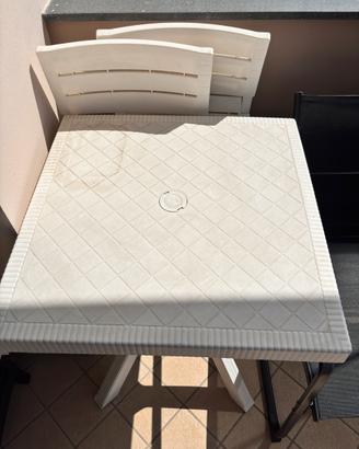Tavolino bianco in plastica con 2 sedie