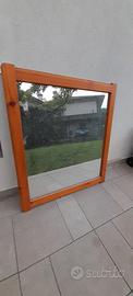 Grande specchio con cornice in legno