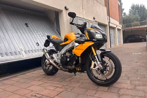 Aprilia tuono V4 R 2011  
