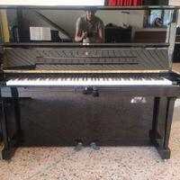 Pianoforte Steinway K132 seminuovo con trasporto